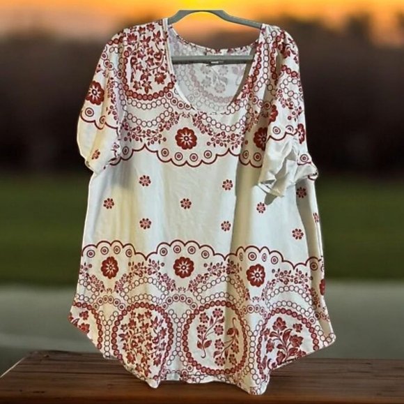 Lularoe  flare style tee. Scalloped sleeve.  Boho-Chic Size 3xl - Picture 4 of 9